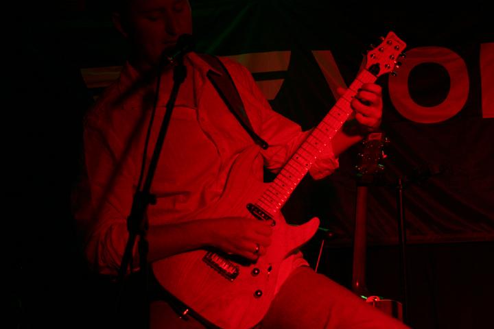 2008-11-28 M3_live at replugged 072.jpg